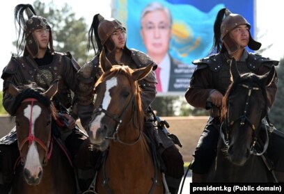 Бразилиялық сәнді порномодель Моника Сантьяго аяқтарын көрсетеді Фотоальбом: Шалғындағы секс