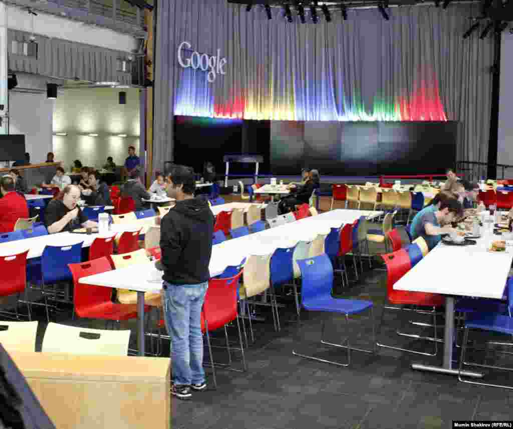 Легендарная столовая, где не только принимают пищу, но и проводят совещания с участием основателей Google Брина и Пейджа