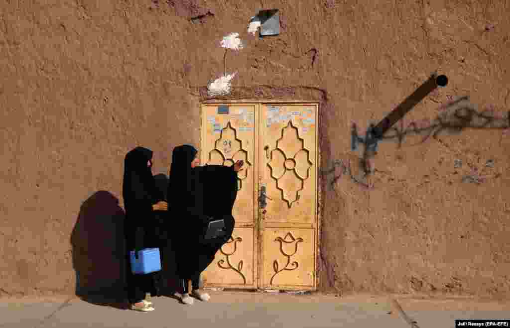 Afghan health workers visit homes to administer polio vaccinations to children in Herat. (epa-EFE/Jalil Rezayee)