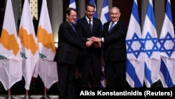 Kipriň prezidenti Nikos Anastasiades, Gresiýanyň premýer-ministri Kyriakos Mitsotakis we Ysraýylyň premýer-ministri Benýamin Netanýahu. Afina, Gresiýa. 2-nji ýanwar, 2020 ý.