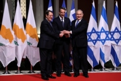 Президент Кіпру Нікос Анастасіадес (л), прем’єр-міністр Греції Киріакос Міцотакіс та прем’єр-міністр Ізраїлю Бен’ямін Нетаньягу під час церемонії підписання угоди в Афінах, 2 січня 2020 року