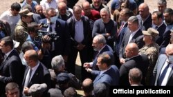 Armenia - Prime Minister Nikol Pashinian meets with residents of Kut village close to Armenia's border with Azerbaijan, May 27, 2021.