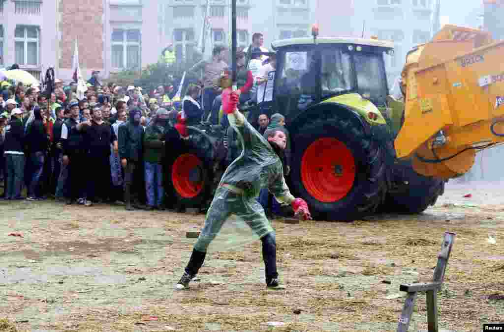 Etiraz edən fermer.&nbsp;​&nbsp;REUTERS/Yves Herman