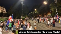 დემონსტრანტები რუსთაველის გამზირზე, რომელიც სარეაბილიტაციო სამუშაოების გამო გადაკეტილია. გარეკანზე: ანანო ცინცაბაძის ფოტო