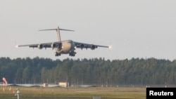 Винищувач C-17 Globemaster, на борту якого, як вважається, перебуває директор ЦРУ США Джон Реткліфф, приземляється поблизу Риги, Латвія, 25 серпня 2026 року