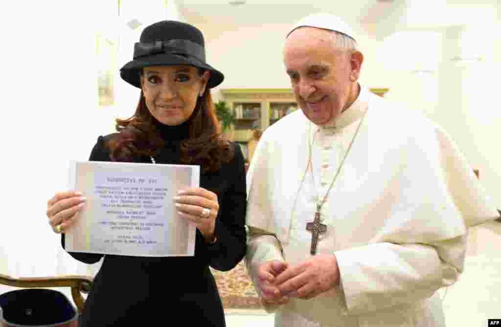 Argentinska predsjednica Cristina Fernandez doputovala je u Vatikan na svečano ustoličenje pape Franje, 18. mart 2013. Foto: AFP / Osservatore Romano 