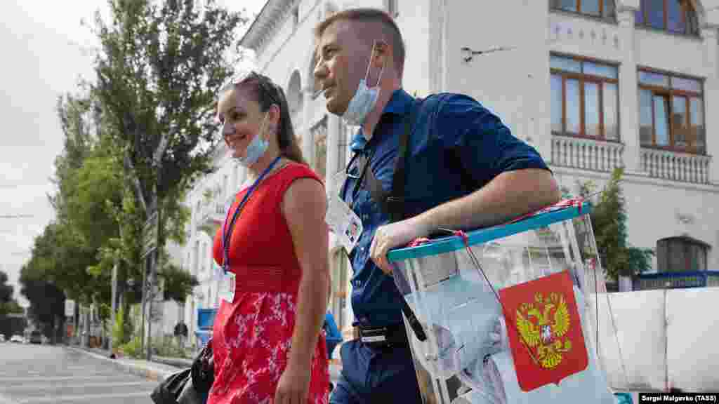 Члены избирательной комиссии на улице Ленина в Севастополе перед началом третьего дня голосования на выборах