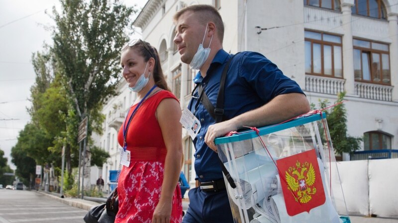 «Международные» наблюдатели и билборд Аксенова: как прошел третий день голосования на выборах в Крыму и Севастополе (фотогалерея)