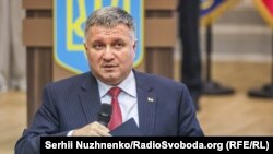 Міністр внутрішніх справ Арсен Аваков звернувся до влади Києва та області словами: «У вас прогнило»