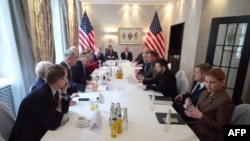 La discuțiile dintre președintele ucrainean Volodimir Zelenski și un grup de senatori din Statele Unite pe marginea unui acord despre zăcămintele Ucrainei în schimbul ajutoarelor americane, München, 14 februarie 2025