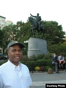 Дерой Мёрдок на площади Юнион в Нью-Йорке