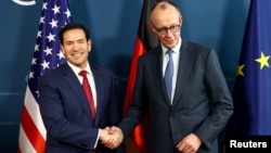 مارکو روبیو، وزیر خارجه آمریکا (چپ) در دیدار با صدراعظم آلمان در نخستین روز کنفرانس مونیخ