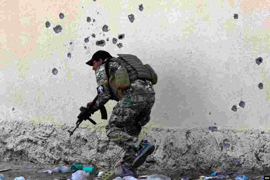 Иракский солдат во время операции правительственных войск в окрестностях Рамади, 15 ноября 2015 г.