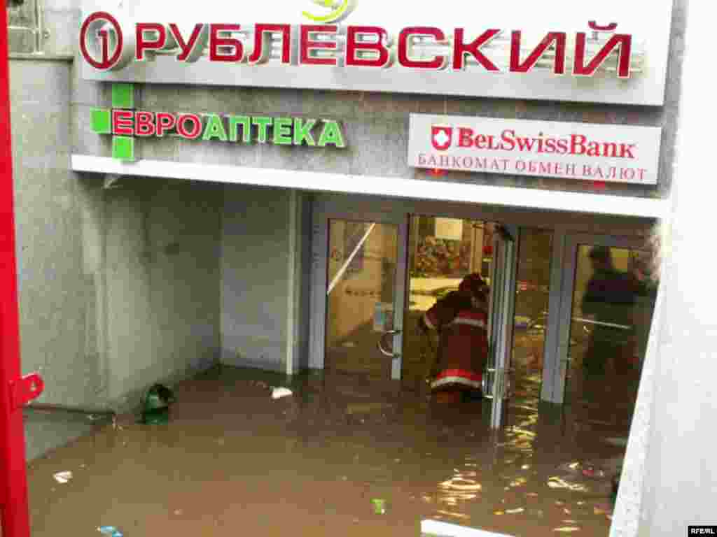 24 ліпеня - На Менск абрынулася наймацнейшая за 16 гадоў залева. Затоплены ўнівэрсам “Рублёўскі” на Нямізе // Менск па калена ў вадзе