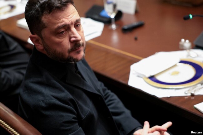 Президент України Володимир Зеленський зустрічається з президентом США Дональдом Трампом (на фото немає) під час обіду в кімнаті Кабінету міністрів Білого дому у Вашингтоні, округ Колумбія, США, 17 жовтня 2025 року