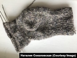 Носок, который мама Наталии Соколовской так и не успела довязать.