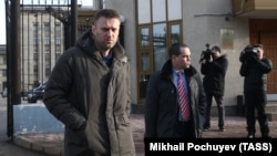 Алексей Навальный и его адвокат Вадим Кобзев.