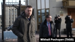 Оппозициячыл саясатчы Алексей Навальный жана анын адвокаты Вадим Кобзев. 16-январь, 2015-жыл. Архивдеги сүрөт. 