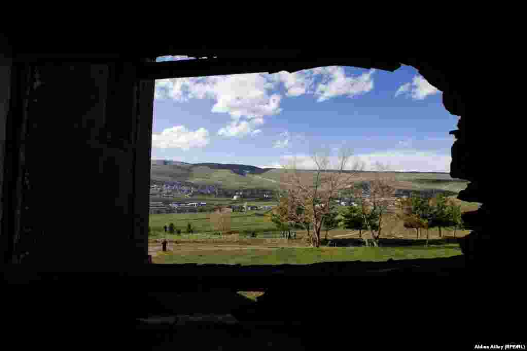 120 ilə yaxın vaxt keçməsinə baxmayaraq saray hələ də ayaq üstdə dayana bilir. Amma indiki halı acınacaqlıdır.