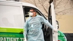 Врач скорой помощи в Мельбурне, Австралия. 17 августа 2020 года.
