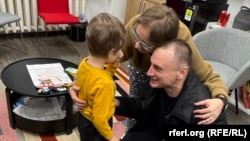 Novinar Bjeloruskog servisa Andrej Kuznečik sreće se u Vilniusu sa porodicom nakon oslobađanja 12. februara 2025.