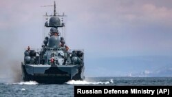 Корабль ВМФ России во время учений в Черном море, 14 апреля 2021 года