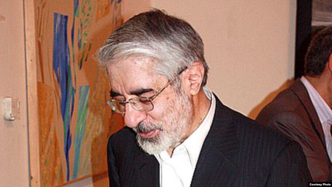 میر حسین موسوی دولت محمود احمدى‌نژاد را به پيگيرى يك «سياست خارجى غلط و ماجراجويانه» متهم كرده است كه در نتيجه آن «كشور در آستانه بحران‌هايى قرار گرفته است كه بيشترين خسارت آن را قشرهاى محروم خواهند پرداخت.»