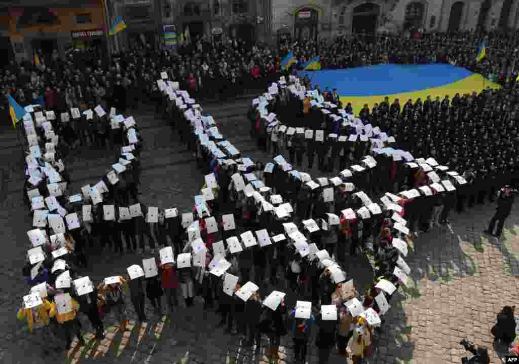 Близько 2 тисяч львів&#39;ян заспівали гімн України і таким чином відзначили 150 років з моменту його першого виконання на площі Ринок у центрі Львова. Також активісти сформували з власних тіл фігуру тризуба. 10 березня 2015 року