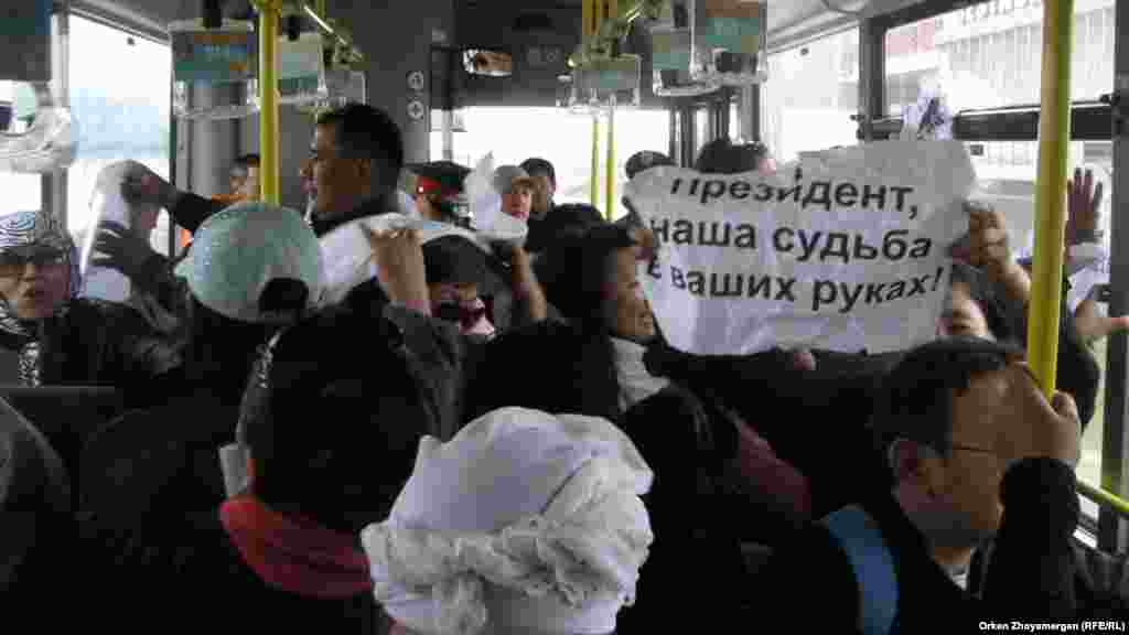 Активист движения &laquo;ипотечников&raquo; развернул в автобусе плакат &quot;Президент, наша судьба в ваших руках!&quot;. Астана, 22 мая 2013 года.