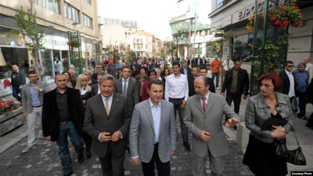Градоначалниците на Скопје и на општина Центар, Коце Трајановски и Владимир Тодоровиќ, како и премиерот Никола Груевски присуствуваа на свеченото пуштање во употреба на шеталиштето Сквер Јадран во центарот на Скопје.