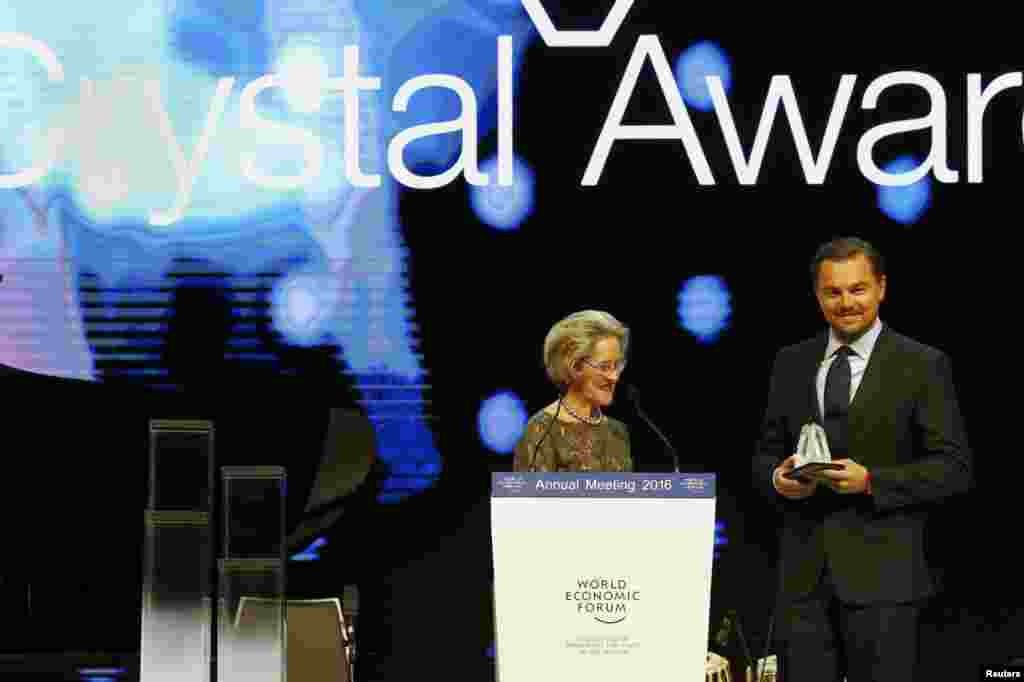 Голливудский актер Леонардо Ди Каприо получил 19 января в Давосе премию Crystal Award за усилия по борьбе с изменением климата.