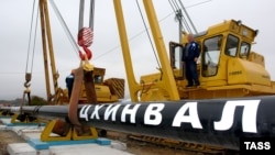 Привлекательными для российских инвесторов были бы налоговые каникулы для предприятий, открывающихся на территории республики. Необходимо также определиться с правом собственности на землю