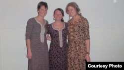 “Parahatçylyk korpusy” boýunça Türkmenistanda ýaşap gaýdan amerikaly Traseý Goldner (çepde), Lindseý Lowe we Kera Halvorson (sagda).