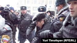 Пресечение полицией акции "Не допустим самозванцев в парламент!" в Госдумы