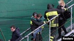 Рятувальники евакуюють людей із пошкодженого пожежжею порому, 29 грудня 2014 року