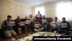 «Мусульмани не терористи»: в Криму проводять флешмоб на підтримку засуджених кримських татар (фотогалерея)