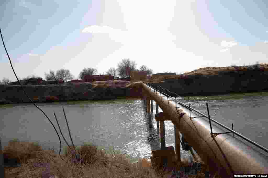 Хиуа түбіндегі және бір қазақ ауылының қасынан өтетін су каналы. Жергілікті тұрғындар совет кезеңінде фермада жұмыс істегендерін айтады.