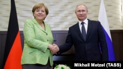 Merkel va Putinning Sochi uchrashuvi.