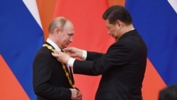 Голова КНР Сі Цзіньпін нагороджує президента Росії Володимира Путіна в Пекіні, 8 червня 2018 року