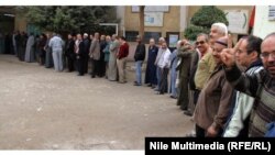 Граѓани чекаат да гласаат на референдумот во Каиро.
