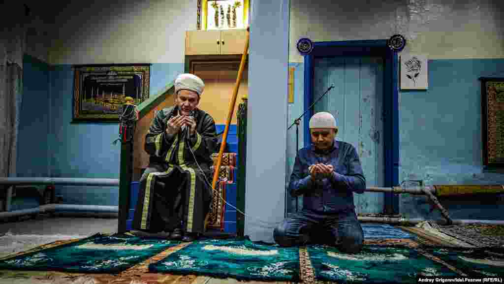 Имам мечети Миннавхат Сагиров на вечерней молитве