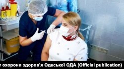 Від початку вакцинальної кампанії в Україні щеплено 4 055 092 людини, з них отримали одну дозу – 4 055 090 людей, повністю імунізовані – 2 353 218 осіб