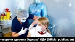 В Одесі крім директора департаменту 3 березня вакцинували близько десяти її підлеглих та 39 медичних працівників Центру соціально значущих хвороб.