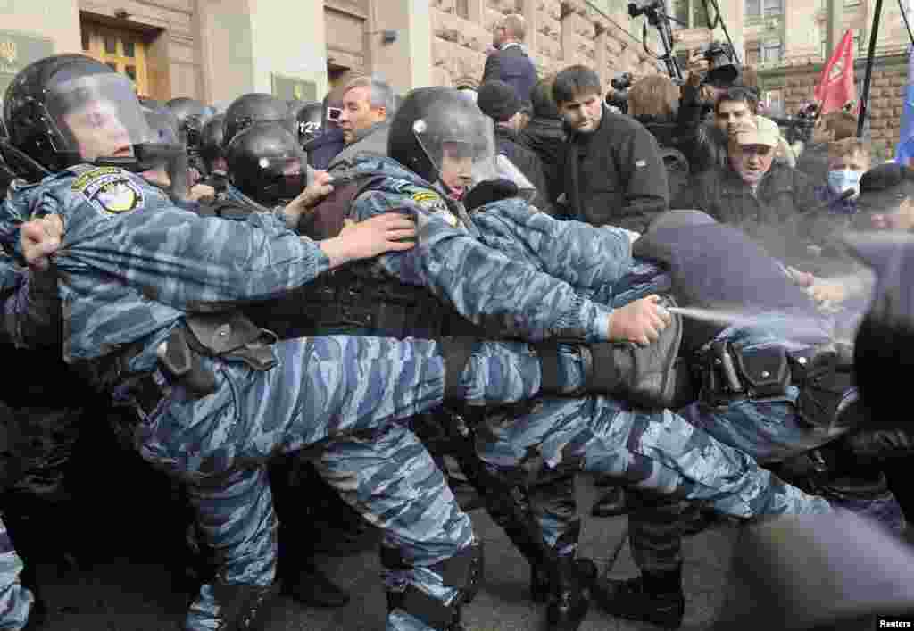 Ciocniri între poliţie şi opoziţia ucraineană la Kiev