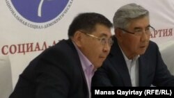 Теперь уже бывший лидер ОСДП Жармахан Туякбай (справа) и избранный новым лидером ОСДП журналист Ермурат Бапи на внеочередном съезде партии. Алматы, 26 апреля 2019 года.