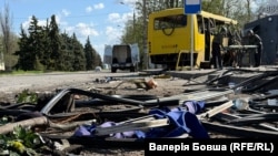 Раніше сьогодні чотири людини загинули, ще 16 – зазнали поранення внаслідок удару російського дрона по маршрутному автобусу в Нікополі