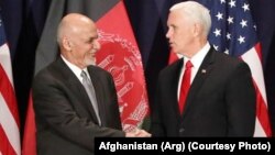 محمد اشرف غنی رئیس جمهور افغانستان حین مصافحه با مایک پنس معاون رئیس جمهور ایالات متحدۀ امریکا در جرمنی