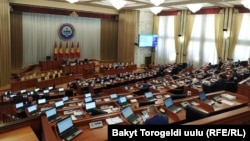 Қирғизистон парламенти мажлиси, Бишкек, 2020 йил 18 июни.