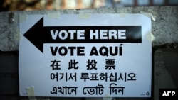 Un semn de direcționare către o secție de votare la New York, 4 noiembrie 2014.