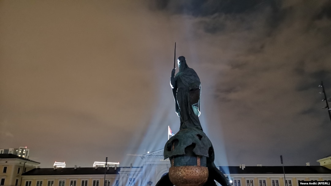 Spomenik Stefanu Nemanji nalazi se na Savskom trgu, ispred zgrade nekadašnje Železničke stanice